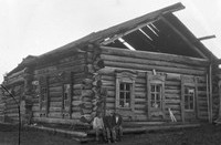 Вид деревянного дома в сибирской деревне, 1925 г.