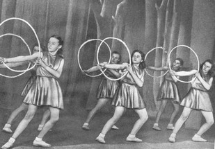 Первые занятия художественной гимнастикой, конец 30-х гг.